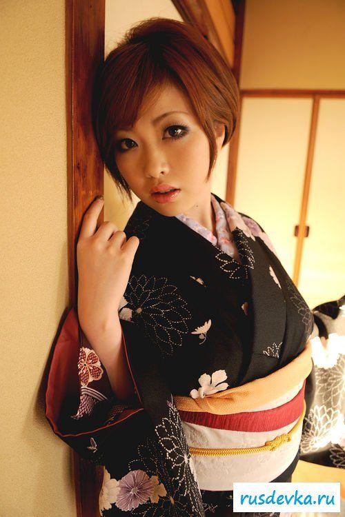 Сексуальная японка в кимоно (10 фото)