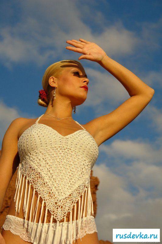 Блондинка с длинными ногами