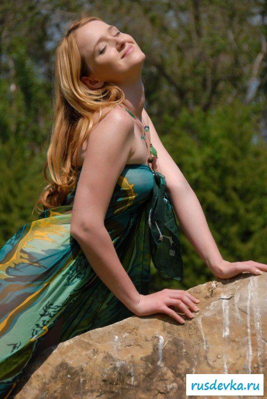 Дама осматривает красоты 