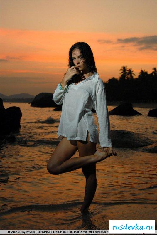 Брюнеточка стала на коленки 