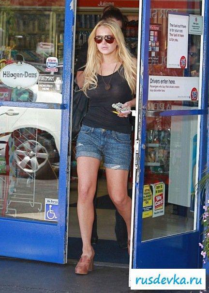 Беловолосая красотка полуобнаженная 