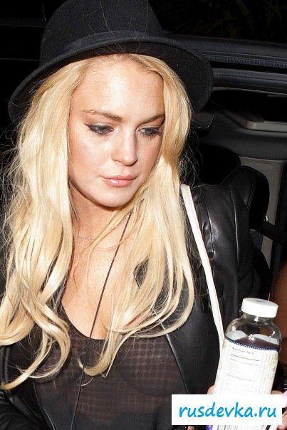 Беловолосая красотка полуобнаженная 