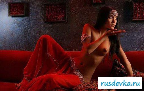 Индийская жрица любви с голой попкой (8 фото)