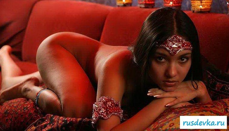 Индийская жрица любви с голой попкой (8 фото)