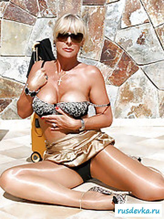 Роскошная дамочка раздевается прямо на улице