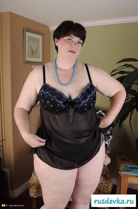 Толстозадая старушка сняла платье и нижнее белье