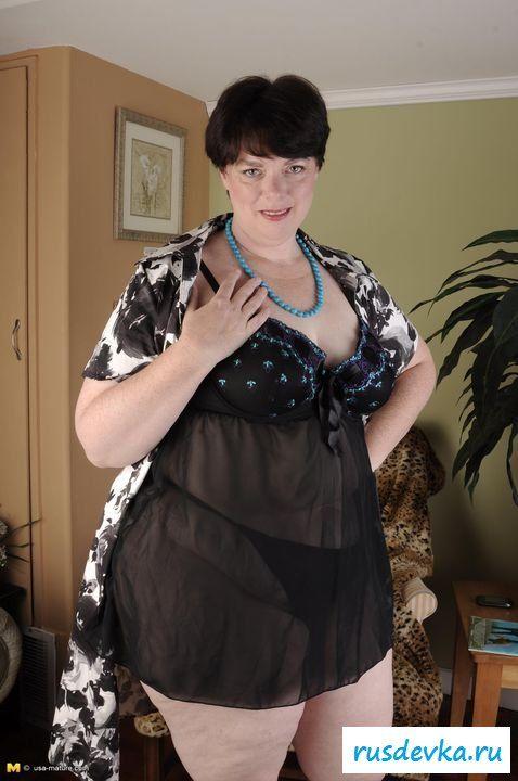 Толстозадая старушка сняла платье и нижнее белье