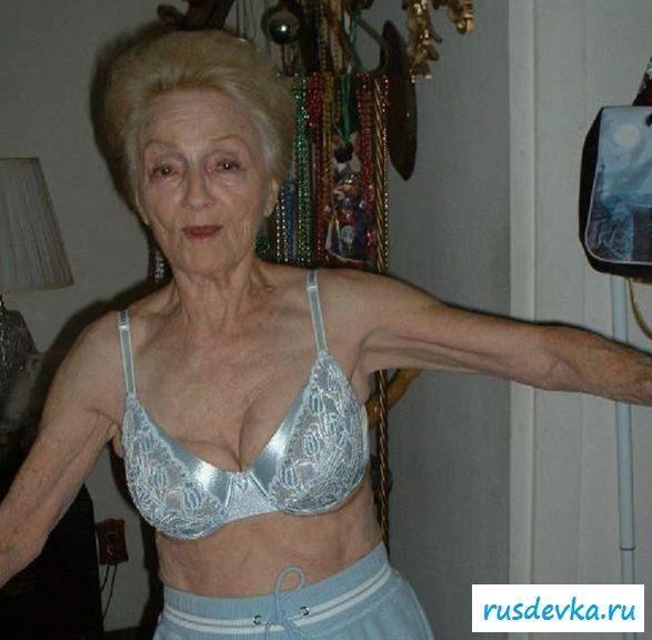Старые показывают груди на улице