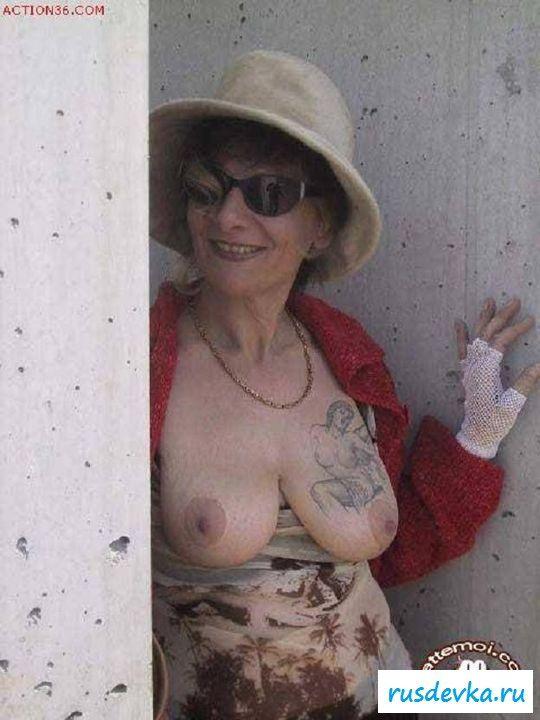 Старые показывают груди на улице