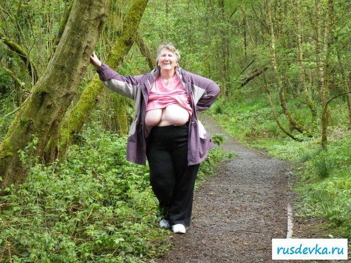 Старые показывают груди на улице