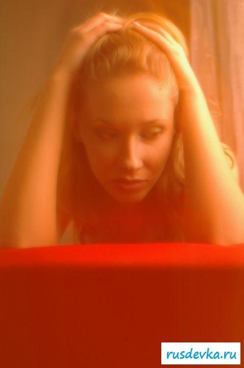 Обнаженная скучает возле окна 