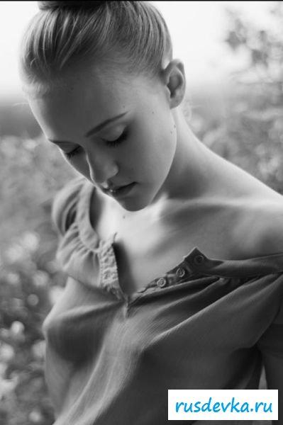 Голые малышки без лифчика в майках