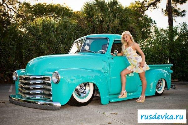Клёвая раздетая крошка у ретро автомобиля