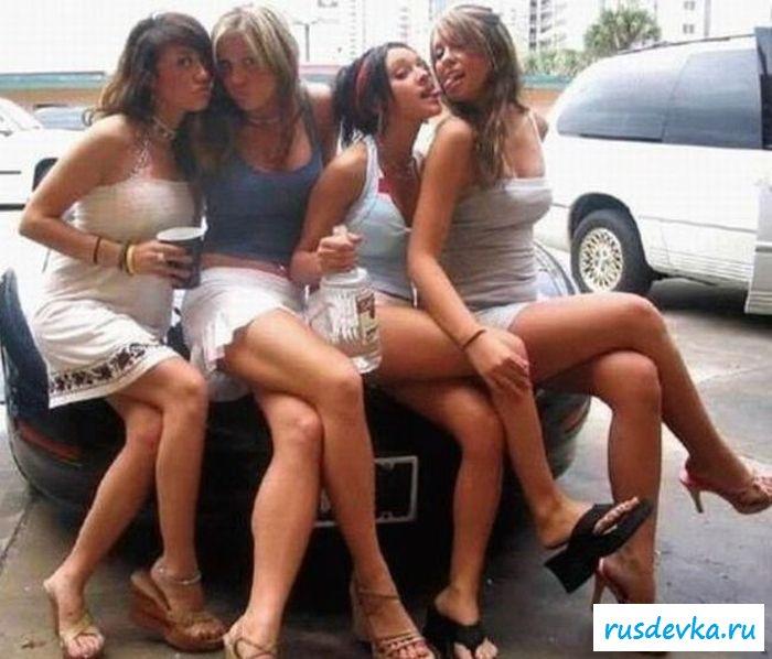 Раскрепощённый разврат голых пьяных тёлочек