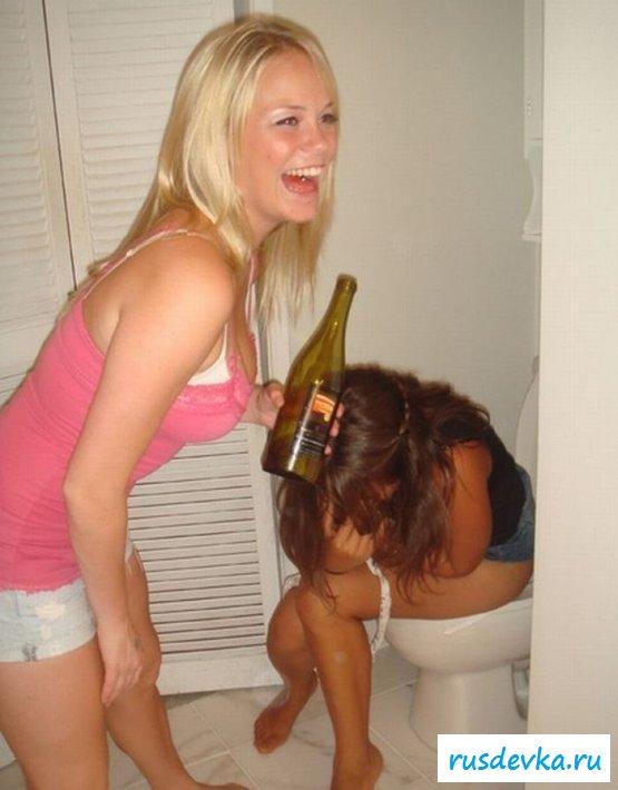 Раскрепощённый разврат голых пьяных тёлочек