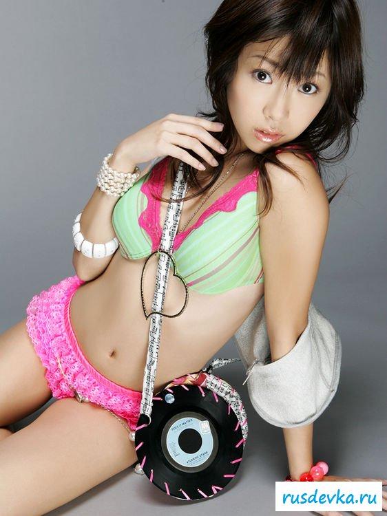 Модная узкоглазая в легкомысленном белье Модная узкоглазая в легкомысленном белье