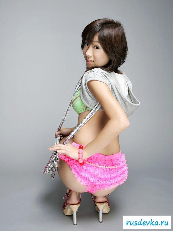 Модная узкоглазая в легкомысленном белье Модная узкоглазая в легкомысленном белье