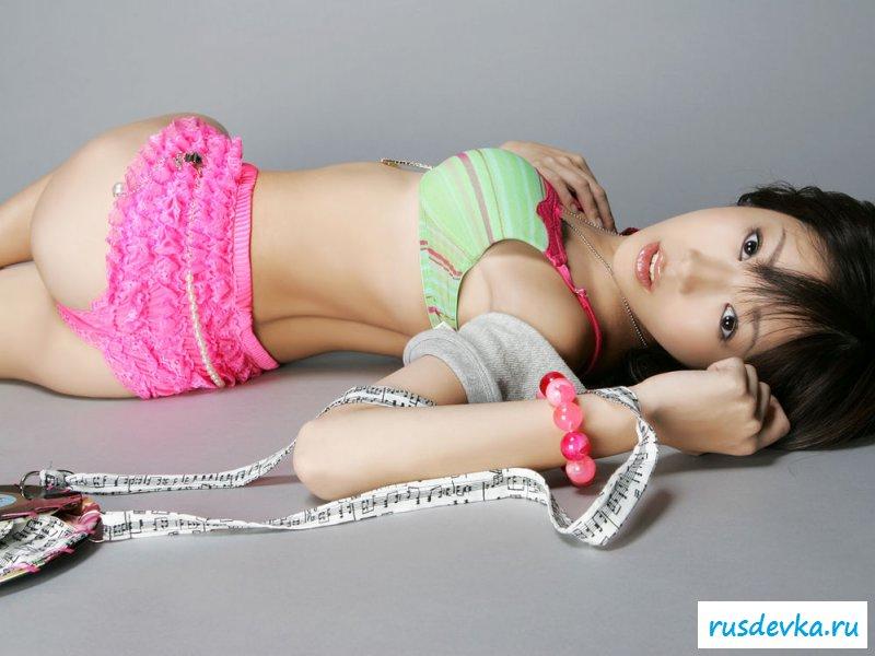 Модная узкоглазая в легкомысленном белье