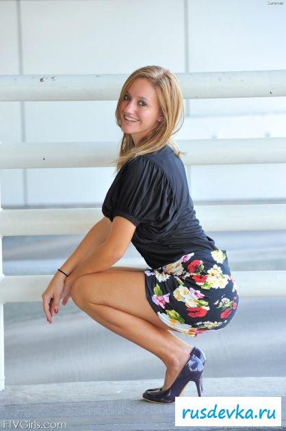 Смотрим что у девахи под юбкой