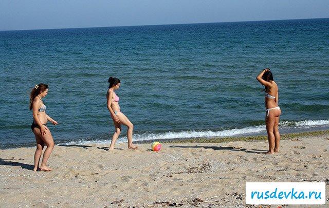 Подруги весело проводят время на берегу моря