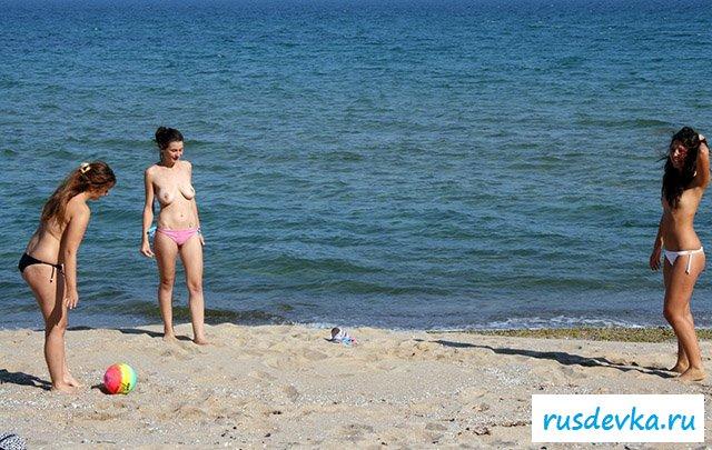 Подруги весело проводят время на берегу моря