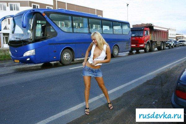 Прогулка блондинки без лифчика