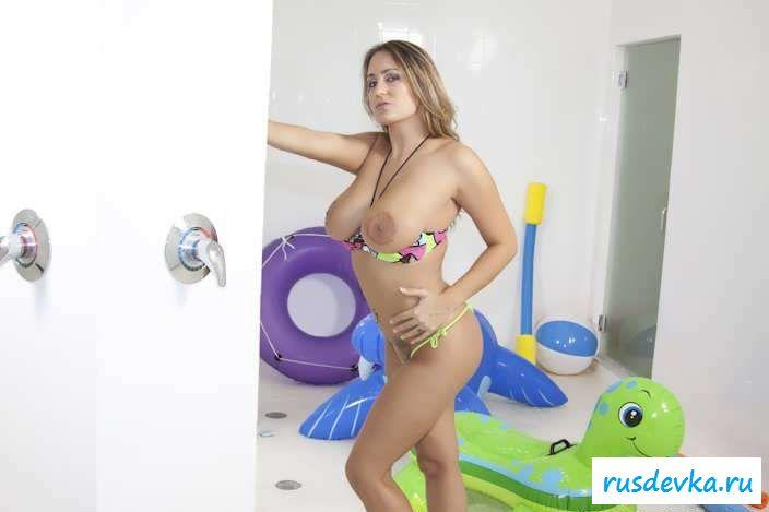 Голая спелая жопа девицы на надувных игрушках (51 фото эротики)