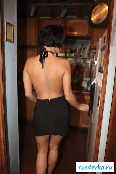 Раздетая буферистая девуля на кухне (64 фото эротики)