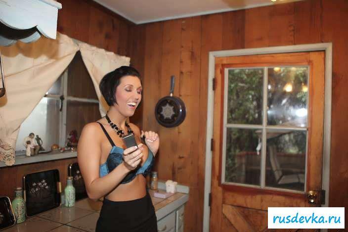 Раздетая буферистая девуля на кухне (64 фото эротики)