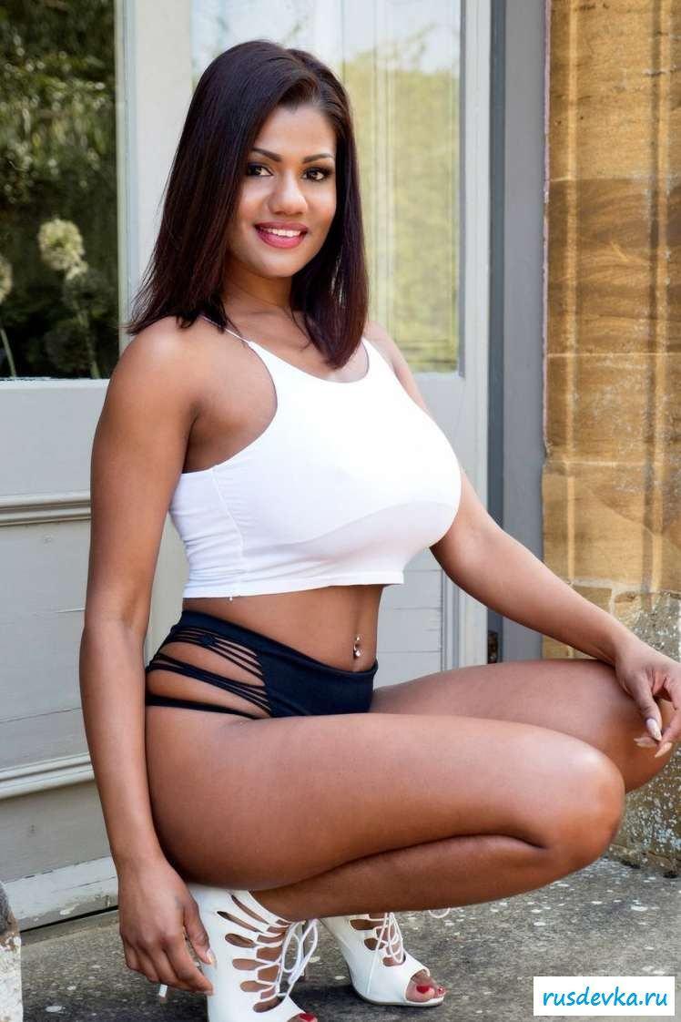 Обнаженная мексиканка с большими сиськами на пороге дома (15 фото эротики)