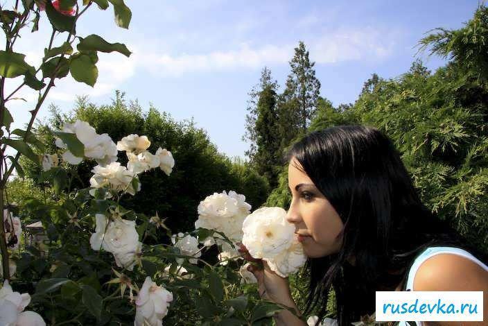 Раздетая девка с бритой пилоткой на лестнице (37 фото эротики)