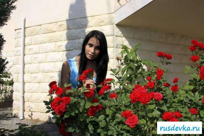 Раздетая девка с бритой пилоткой на лестнице (37 фото эротики)