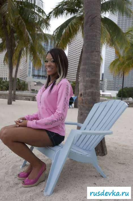 Раздетая телка с пробитым клитором (76 фото эротики)