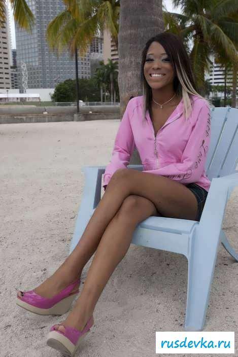 Раздетая телка с пробитым клитором (76 фото эротики)