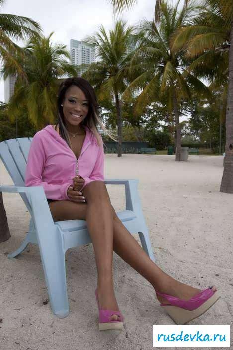 Раздетая телка с пробитым клитором (76 фото эротики)