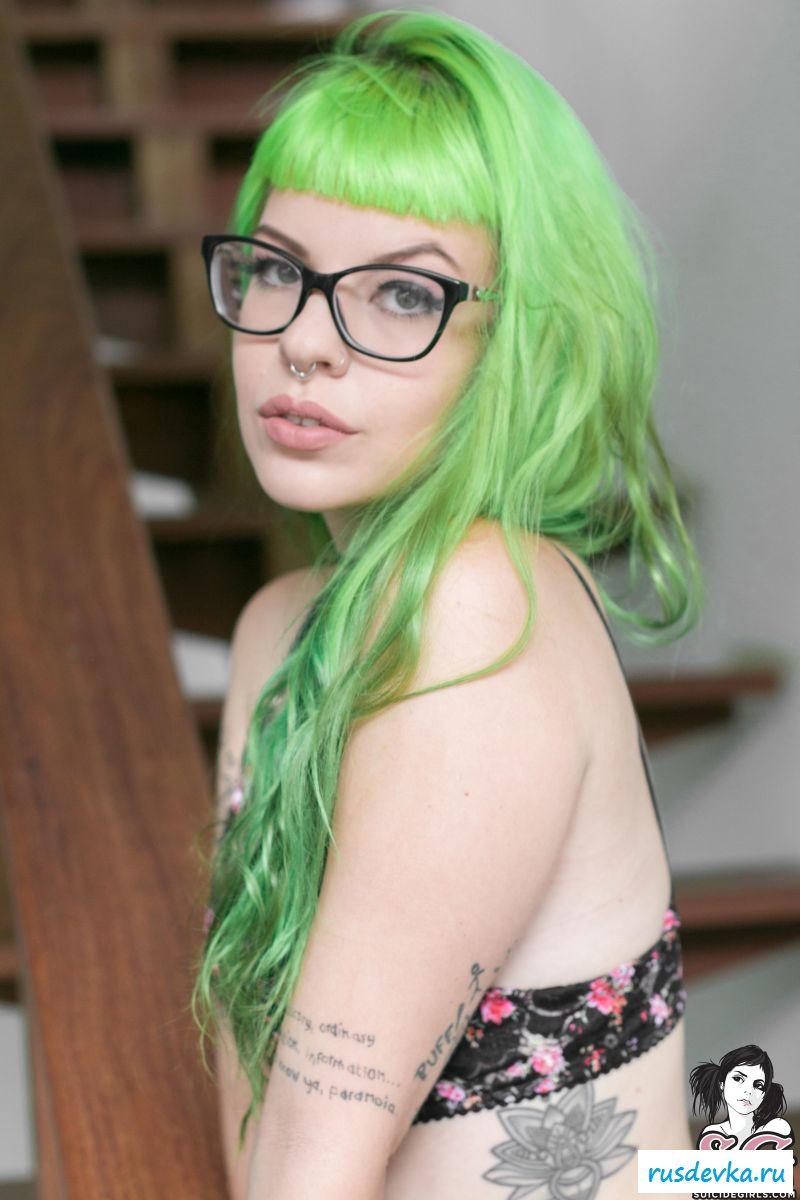 Красивая раздетая девушка на ступеньках