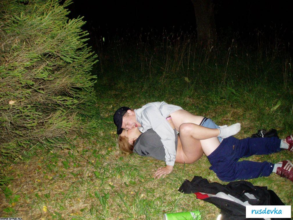 Пьяные девушки на природе