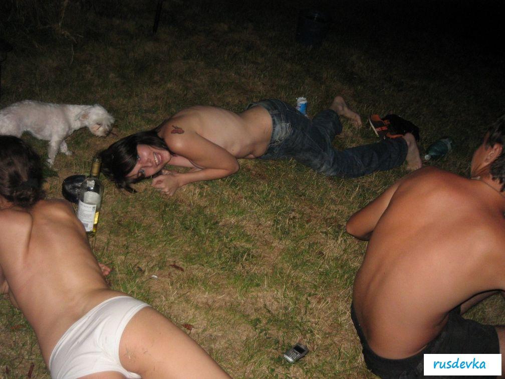Пьяные девушки на природе