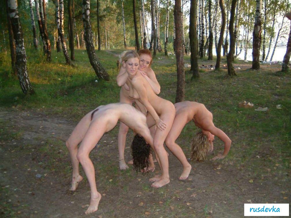 Пьяные женщины голышом на природе