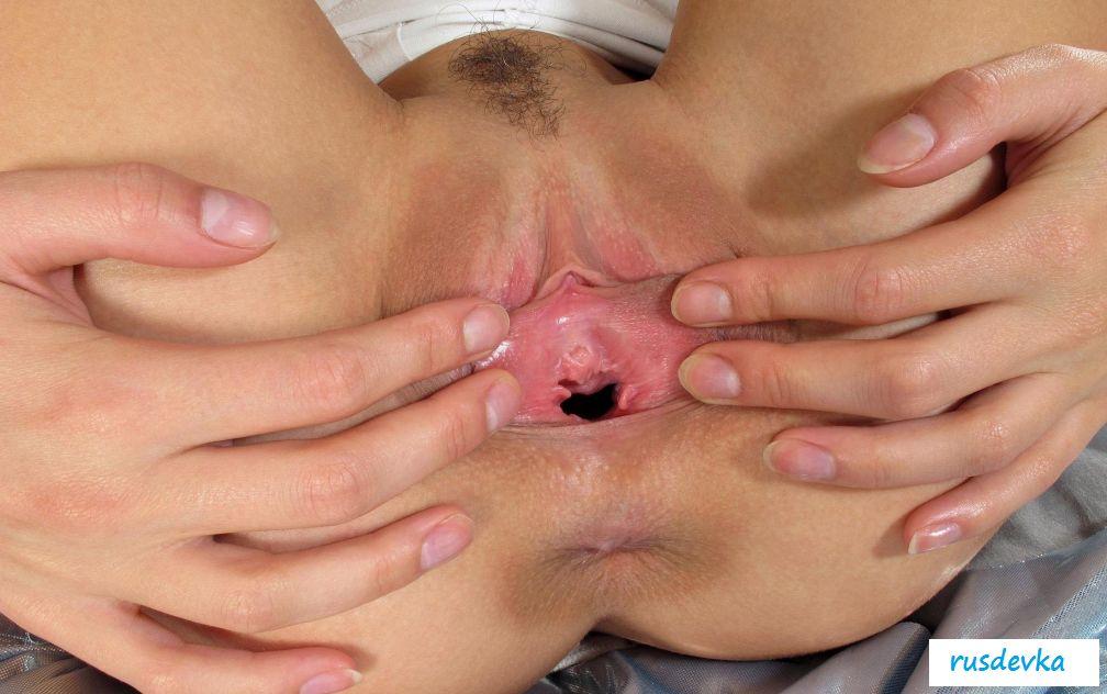 Раскрытая вагина крупным планом