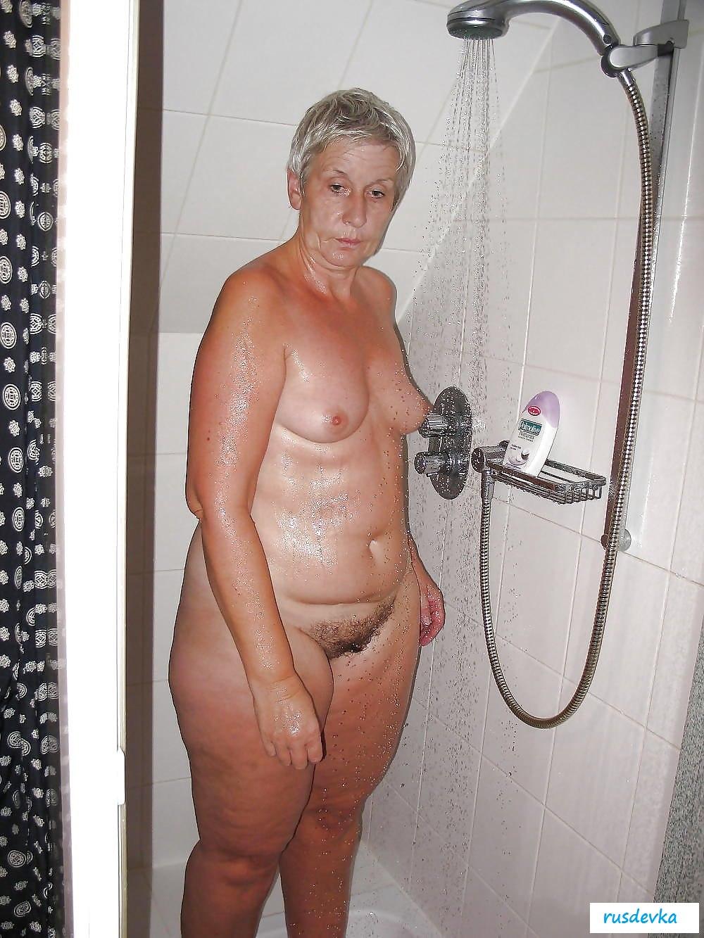 Голые бабули в душевой