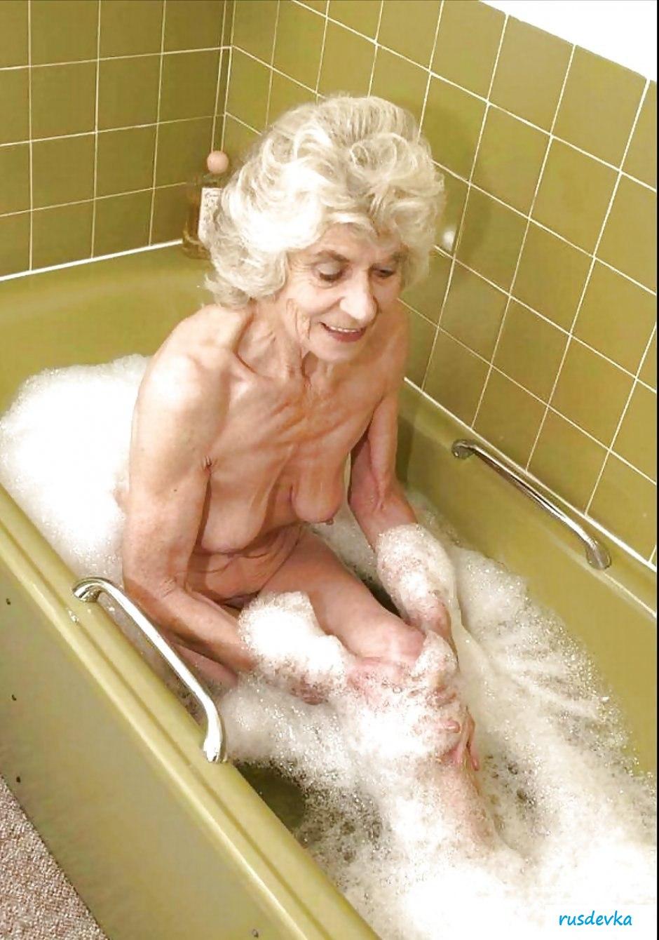 Пожилая женщина в ванной