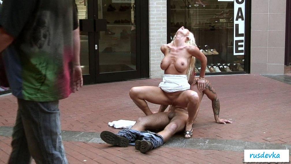 Порнозвезда на публике