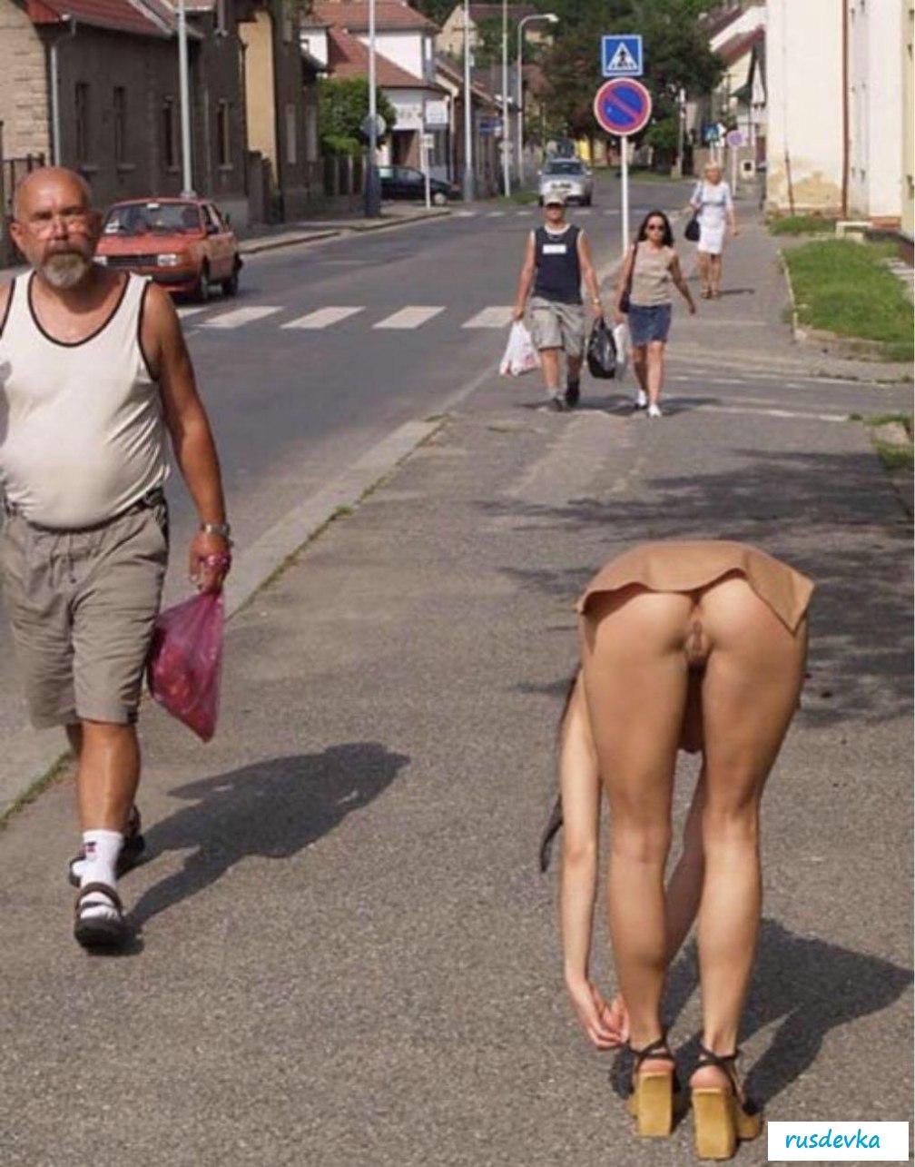 Девушки ходят без трусов
