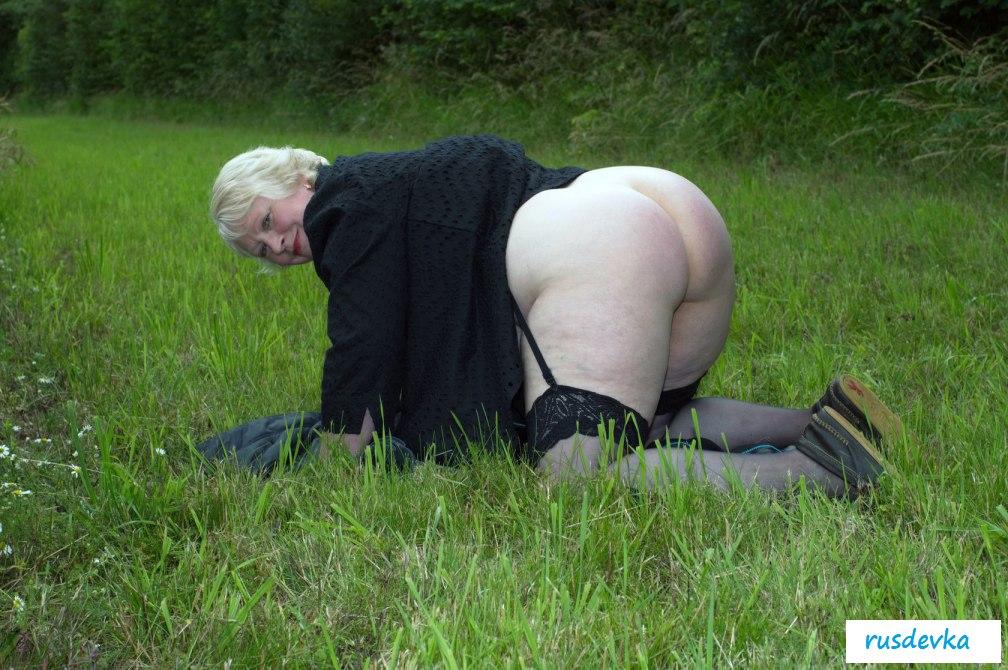 Зрелые старухи на природе
