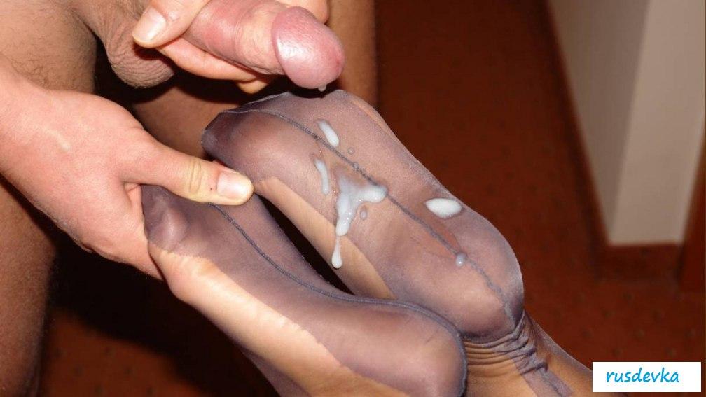 Кончил на ступни в колготках